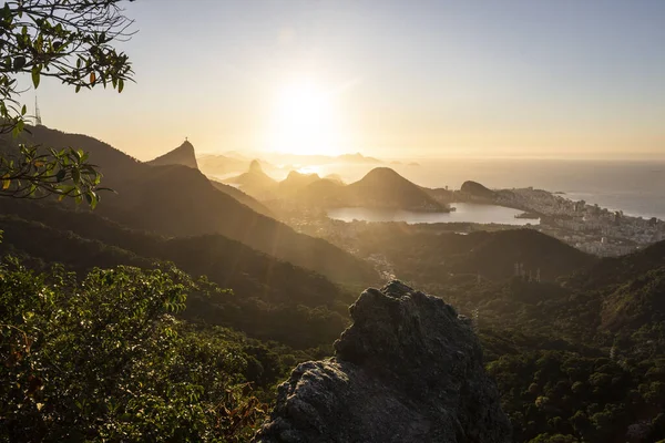 Bela Vista Nascer Sol Para Montanhas Cidade Floresta Tropical Rio — Fotografia de Stock