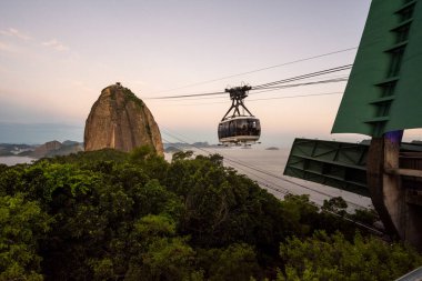 Rio de Janeiro, Brezilya 'daki Sugar Loaf Mountain teleferiğine güzel bir gün batımı manzarası