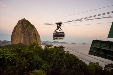 Rio de Janeiro, Brezilya 'daki Sugar Loaf Mountain teleferiğine güzel bir gün batımı manzarası