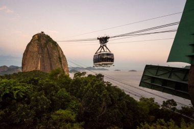 Rio de Janeiro, Brezilya 'daki Sugar Loaf Mountain teleferiğine güzel bir gün batımı manzarası