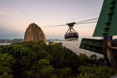 Rio de Janeiro, Brezilya 'daki Sugar Loaf Mountain teleferiğine güzel bir gün batımı manzarası