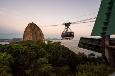 Rio de Janeiro, Brezilya 'daki Sugar Loaf Mountain teleferiğine güzel bir gün batımı manzarası