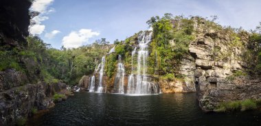 Chapada dos Veadeiros, Gois State, Orta Brezilya 'daki büyük yeşil kayalık şelaleye güzel bir manzara.
