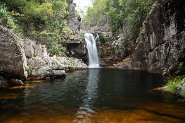 Chapada dos Veadeiros, Gois State, Orta Brezilya 'daki vahşi ve kayalık cerrado şelalesinin güzel manzarası.