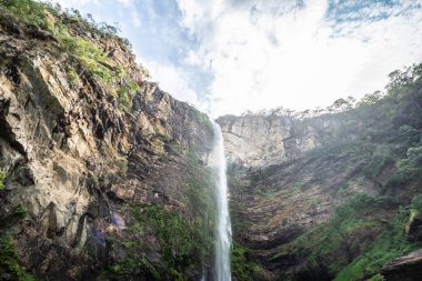 Chapada dos Veadeiros, Gois State, Orta Brezilya 'daki büyük yeşil şelaleye ve kayalık duvara güzel bir manzara.