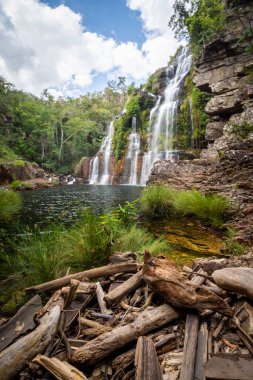 Chapada dos Veadeiros, Gois State, Orta Brezilya 'daki büyük yeşil kayalık şelaleye güzel bir manzara.