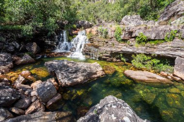 Chapada dos Veadeiros, Gois State, Orta Brezilya 'daki yeşil alanda vahşi şelaleye güzel bir manzara.