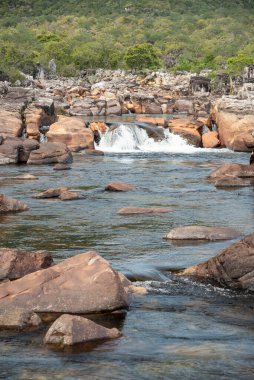 Chapada dos Veadeiros, Gois State, Orta Brezilya 'daki vahşi ve kayalık Cerrado nehrinin güzel manzarası.