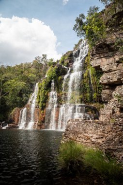 Chapada dos Veadeiros, Gois State, Orta Brezilya 'daki büyük yeşil kayalık şelaleye güzel bir manzara.