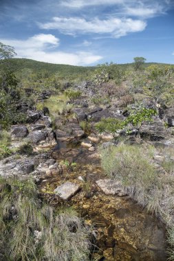 Chapada dos Veadeiros, Gois State, Orta Brezilya 'daki vahşi ve kayalık Cerrado nehrinin güzel manzarası.