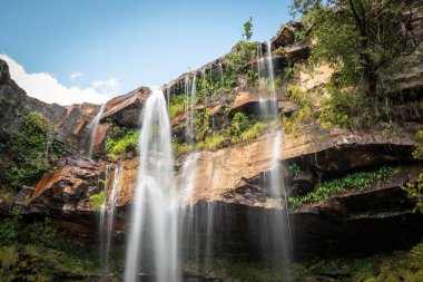 Chapada dos Veadeiros, Gois State, Orta Brezilya 'daki yeşil alanda büyük kayalık bir şelaleye güzel bir manzara.