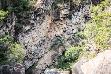 Kayalık senaryoya ve Chapada dos Veadeiros, Gois State, Orta Brezilya 'daki ilginç jeolojik oluşumlara güzel bir bakış açısı.