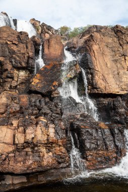 Chapada dos Veadeiros, Gois State, Orta Brezilya 'daki vahşi ve kayalık cerrado şelalesinin güzel manzarası.