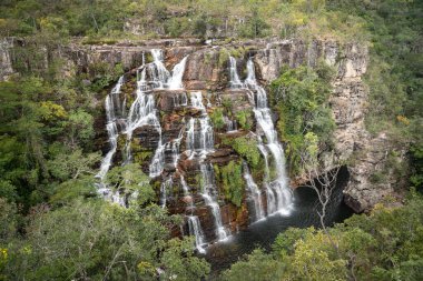 Chapada dos Veadeiros, Gois State, Orta Brezilya 'daki büyük yeşil şelaleye ve kayalık duvara güzel bir manzara.