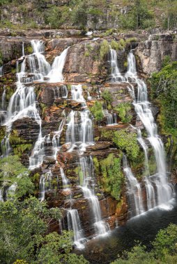 Chapada dos Veadeiros, Gois State, Orta Brezilya 'daki büyük yeşil şelaleye ve kayalık duvara güzel bir manzara.