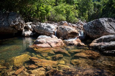 Chapada dos Veadeiros, Gois State, Orta Brezilya 'daki yeşil alandaki güzel vahşi nehir havuzuna bakın..