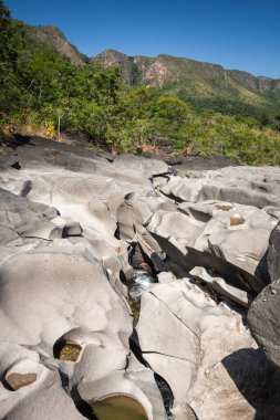 Chapada dos Veadeiros, Gois State, Orta Brezilya 'da taşları kesen nehir manzaralı kayalık bir manzara.