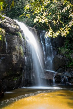 Chapada dos Veadeiros, Gois State, Orta Brezilya 'daki yeşil alanda vahşi şelaleye güzel bir manzara.