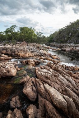 Chapada dos Veadeiros, Gois State, Orta Brezilya 'daki vahşi ve kayalık cerrado şelalesinin güzel manzarası.