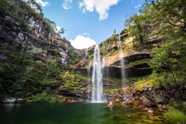 Chapada dos Veadeiros, Gois State, Orta Brezilya 'daki yeşil alanda büyük kayalık bir şelaleye güzel bir manzara.