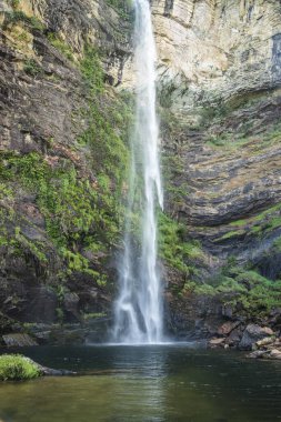 Chapada dos Veadeiros, Gois State, Orta Brezilya 'daki büyük yeşil şelaleye ve kayalık duvara güzel bir manzara.
