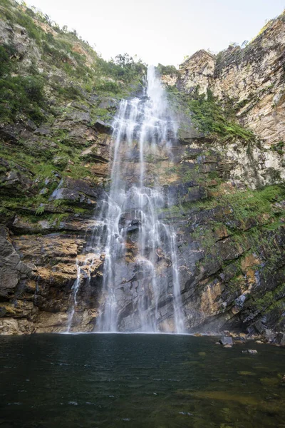 Bela Vista Para Grande Cachoeira Verde Selvagem Muro Rochoso Chapada — Fotografia de Stock