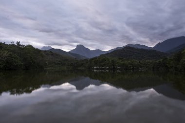 Brezilya 'nın Rio de Janeiro eyaletinde, ReGUA' daki yeşil yağmur ormanları ve dağlarda gün batımına güzel bir manzara