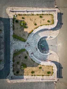 Manaus, Amazonlar, Brezilya 'nın merkezindeki Amazonas Tiyatrosu' nun önündeki tarihi merdivenlere güzel bir tepeden aşağı manzara.