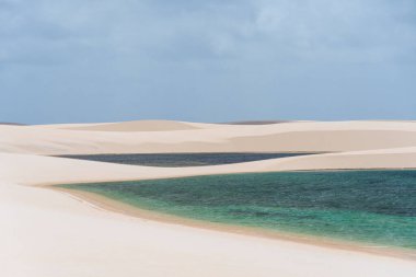 Mavi yağmur suyu gölüne ve Lenis Maranhenses, Maranho, Brezilya 'daki beyaz kum tepelerine güzel bir manzara.