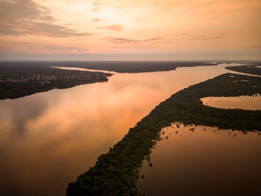 Amazon, Amazonas State, Brezilya 'daki Negro River ve Anavilhanas adalarına güzel hava manzarası
