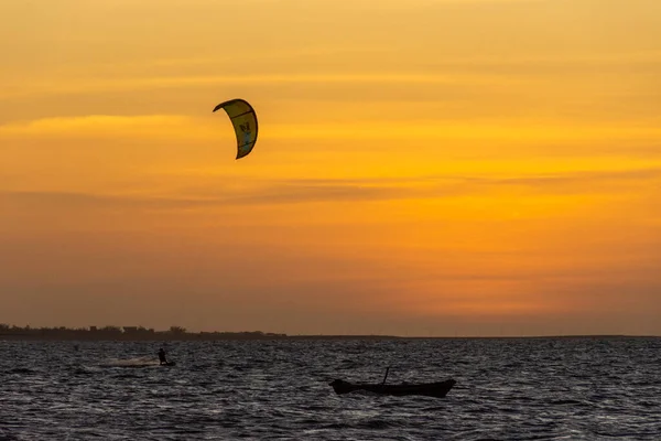 Schöne Aussicht Auf Kitesurfer Und Fischerboot Strand Bei Sonnenuntergang Barra — Stockfoto