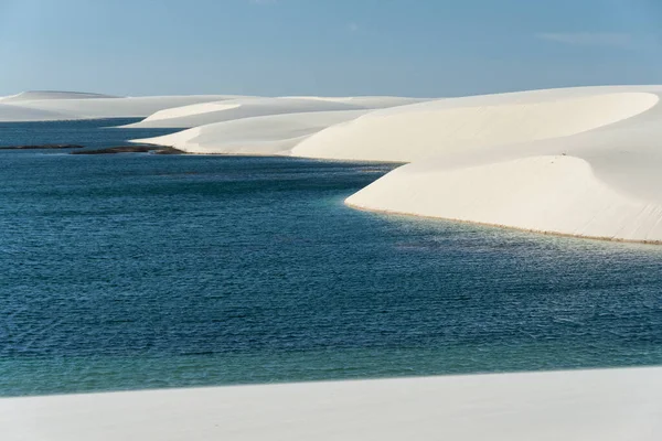 Schöner Blick Auf Die Blaue Regenwasserlagune Und Die Weißen Sanddünen — Stockfoto