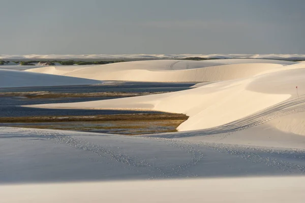 Schöner Blick Auf Die Blaue Regenwasserlagune Und Die Weißen Sanddünen — Stockfoto