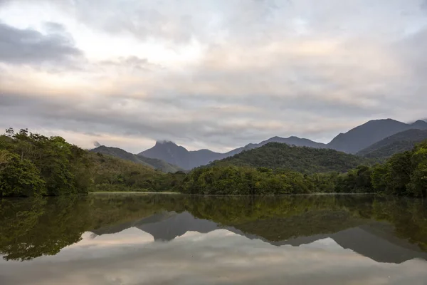 Hermosa Vista Amanecer Lago Verde Selva Tropical Las Montañas Regua —  Fotos de Stock