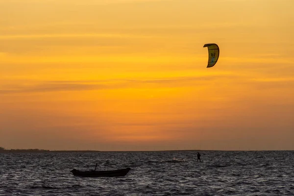 Schöne Aussicht Auf Kitesurfer Und Fischerboot Strand Bei Sonnenuntergang Barra — Stockfoto