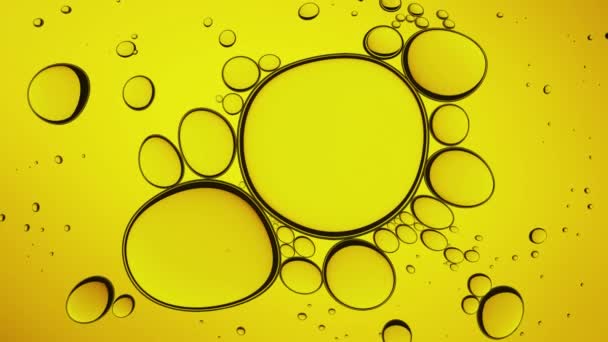Guld kosmetisk olja sömlös loop 4k. Essentiell olja abstrakt närbild av gul kosmetisk olja gyllene bakgrund. Ren energi abstrakt guld vätska. Naturlig skönhet olja bakgrund. — Stockvideo