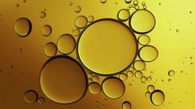 Altın kozmetik petrolün dikişsiz döngüsü 4K. Sarı kozmetik petrol arka planının özünde petrol var. Temiz enerji soyut altın sıvısı. Doğal güzellik yağı arka planı.