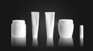 Beyaz arka planda beyaz kavanozlu krem tüp modeli ve ruj. Kozmetik paketleme maketi.