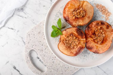 Lezzetli ve sağlıklı fındıklı pişmiş ayva..