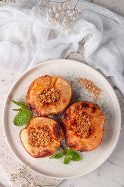 Lezzetli ve sağlıklı fındıklı pişmiş ayva..