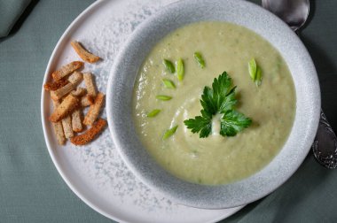 Kızarmış ekmekle servis edilen püre çorbası. Lezzetli çorba..