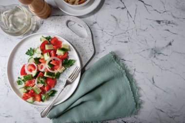 Domatesli taze salata, salatalık, soğan, otlar, tereyağı ve susam tohumları. Lezzetli çerez. Domatesli salata.