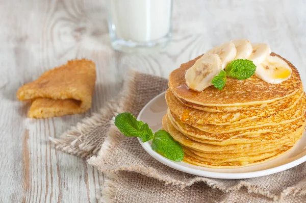 Panqueques Servidos Con Leche Adornados Con Hojas Menta Rodajas Plátano — Foto de Stock