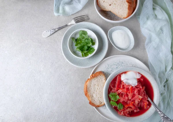 Красный Суп Белым Хлебом Вкус Супа — стоковое фото