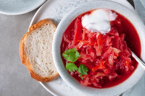 Красный Суп Белым Хлебом Вкус Супа — стоковое фото