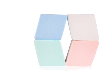 Makyaj için, beyaz arka planda birkaç kare sünger..