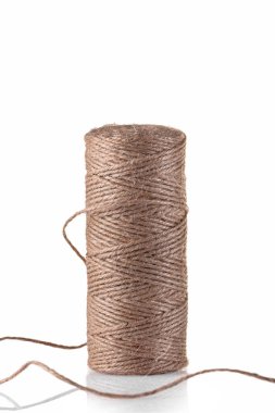 Hediye paketlemek ve çeşitli el sanatları için jüt ip. Beyaz arka planda bir halat bobini. İzole et.