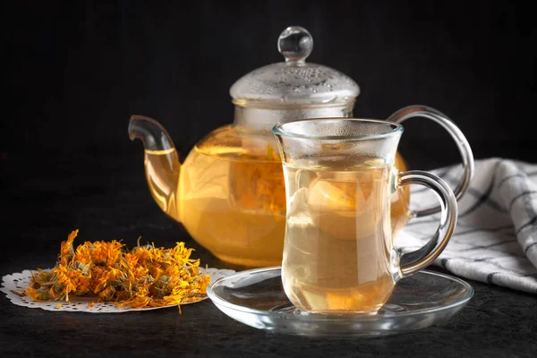 Чайник Чашка Чая Целебным Сушеные Цветы Мэриголд — стоковое фото