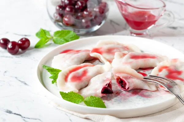 Гарячий Десерт Вишні Пельмені Солодким Соусом Вегетаріанська Їжа — стокове фото