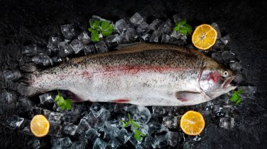 Pişirmeden önce taze balık kesiyorum..